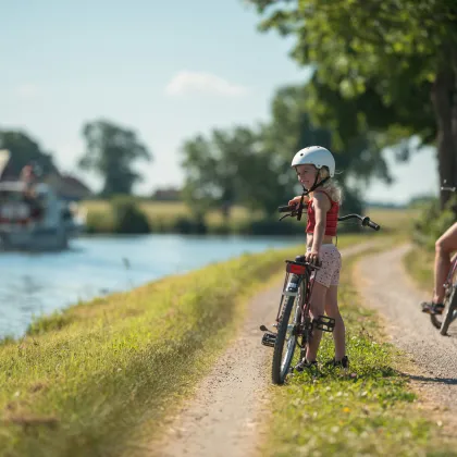 Två personer har stannat sina cyklar vid Göta kanal
