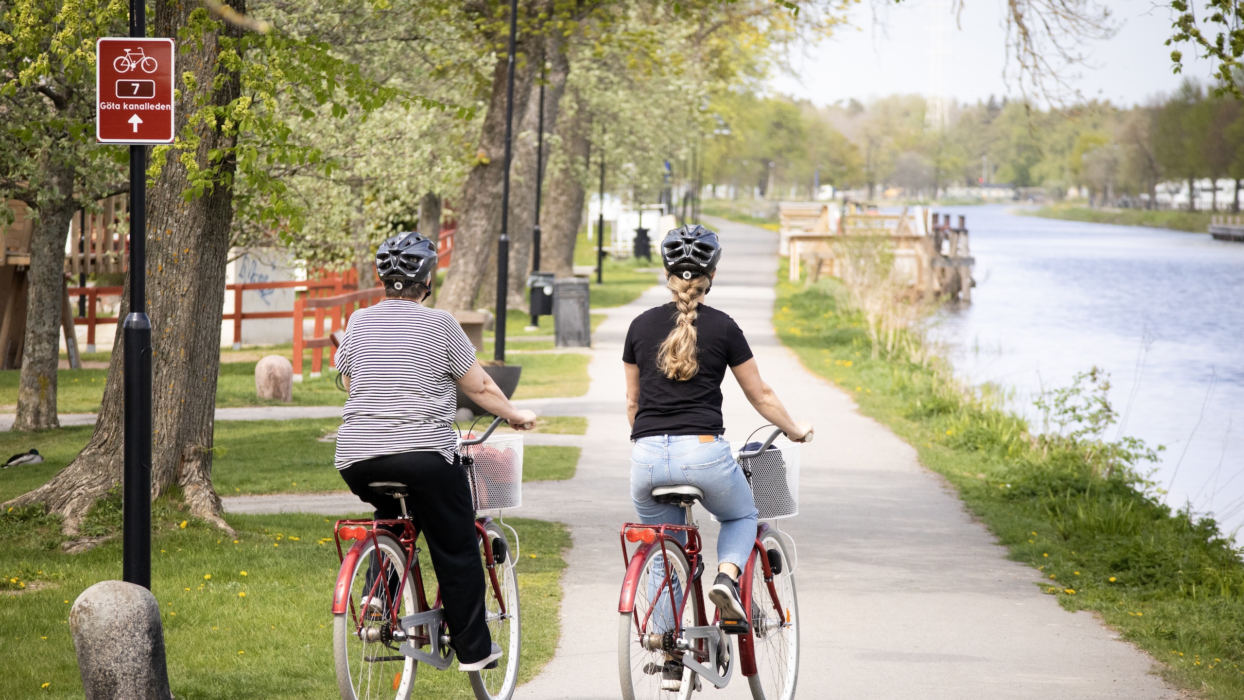 Två kvinnor cyklar på Göta kanalleden