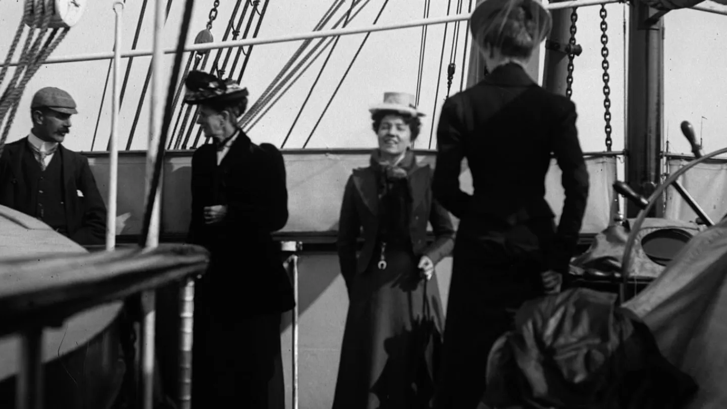 Historisk bild av resenärer på passagerarbåt
