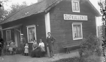 Historisk bild av slussvaktarfamilj framför Duvkullen övre