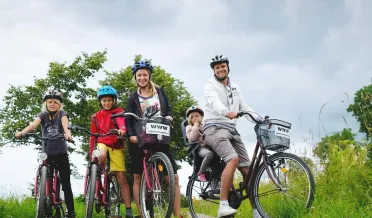 Familjen Myhre på sina cyklar