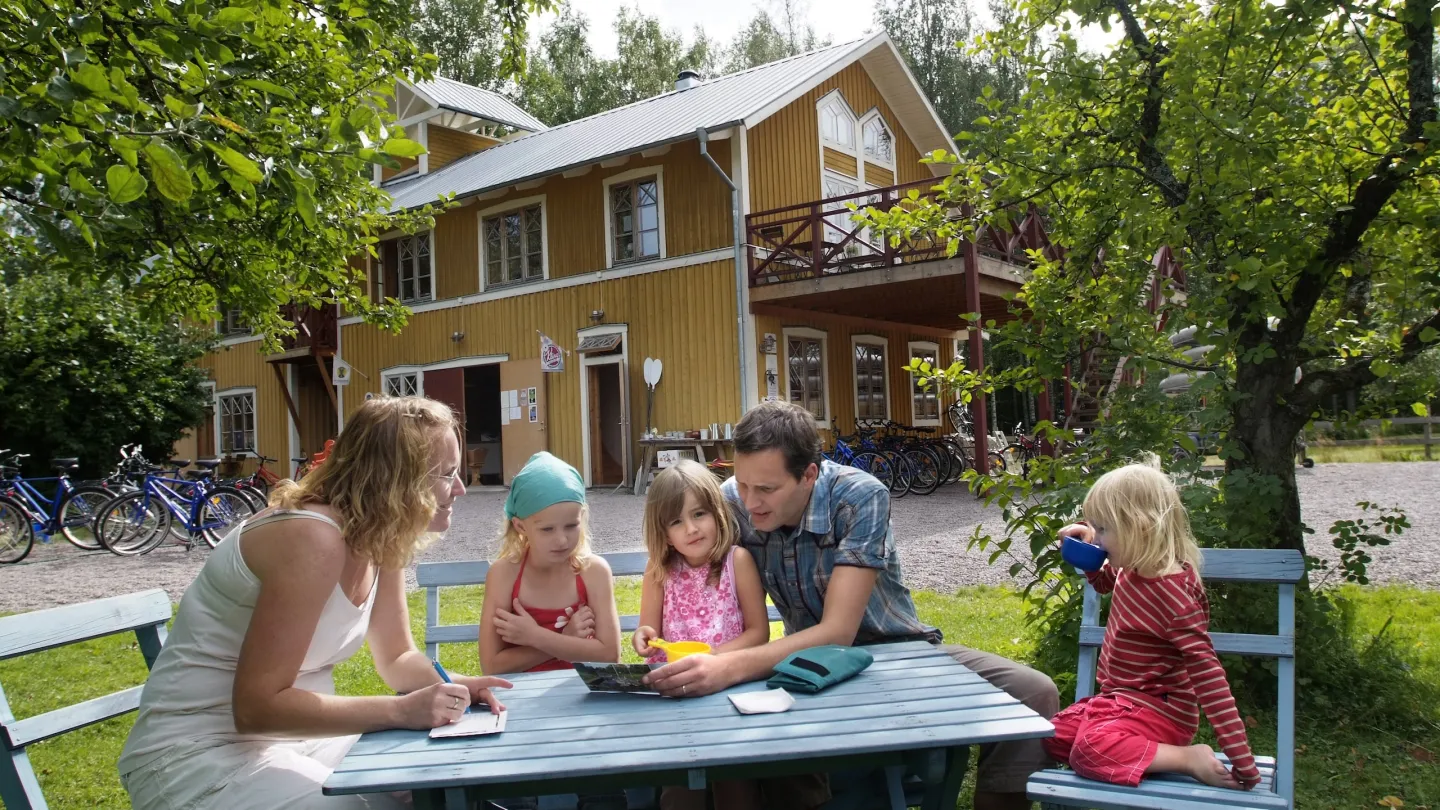 Familj framför Tåtorps vandrarhem