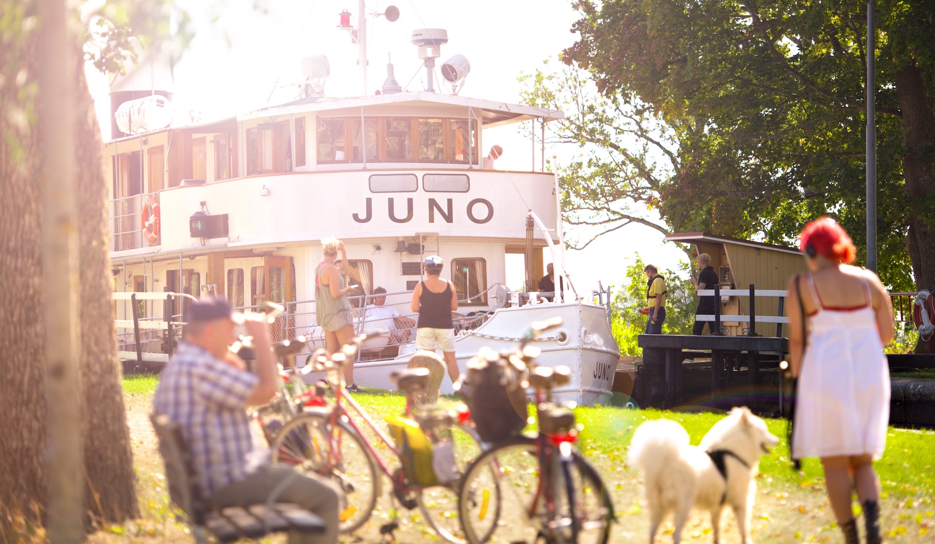 M/S Juno lockar många åskådare när hon slussar