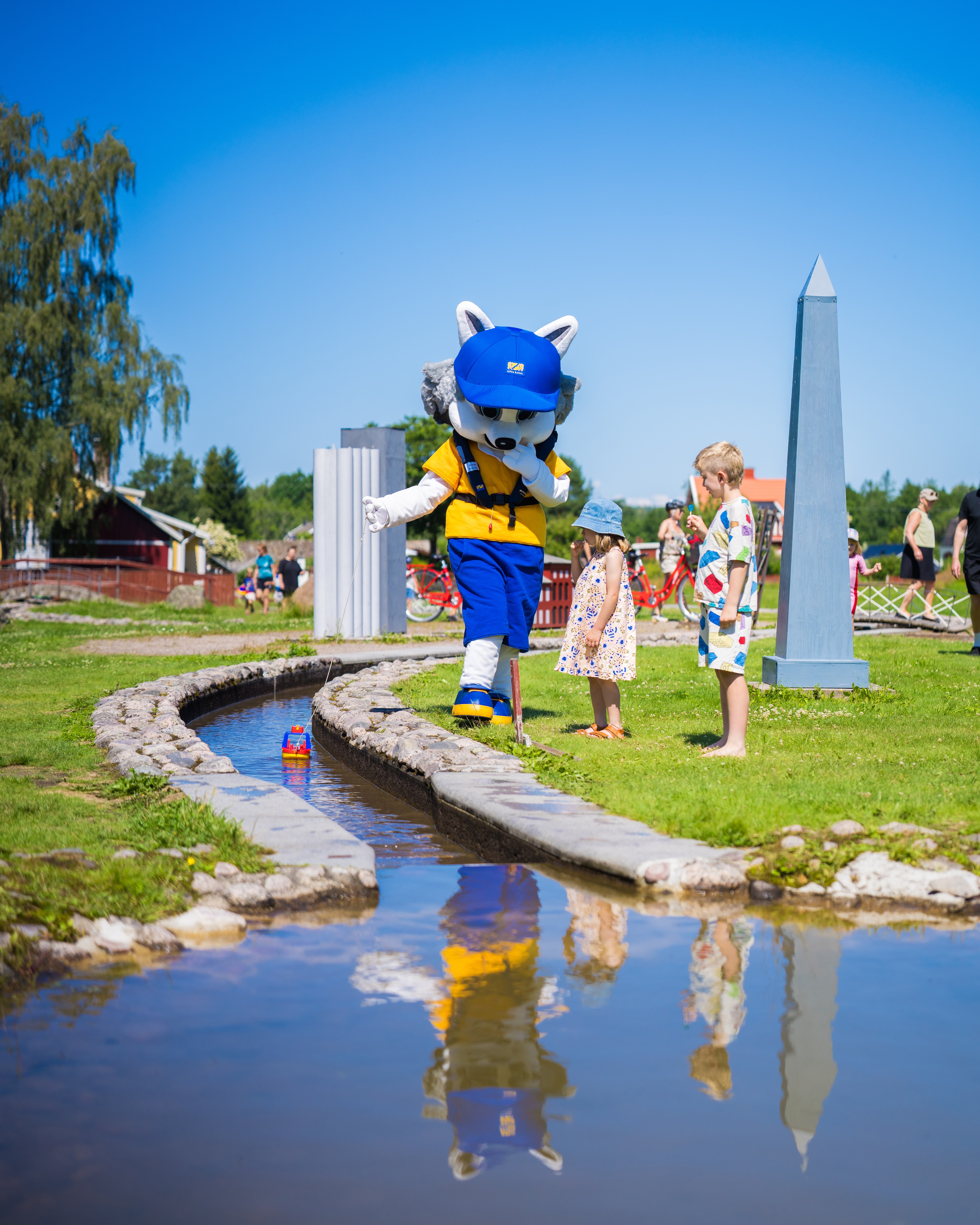 Grynet Grävling leker i minikanalen