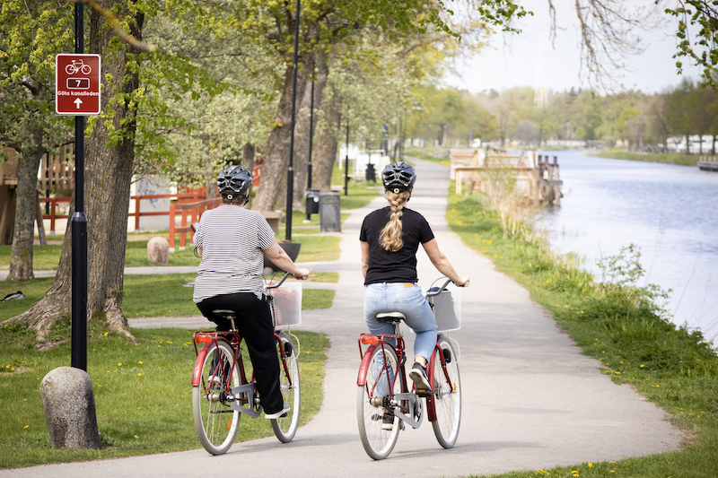 Två kvinnor cyklar på Göta kanalleden