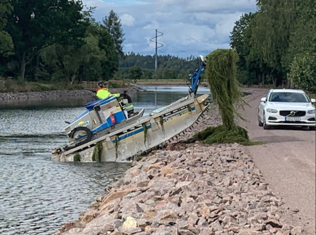 Skörd av vattenpest i Göta kanal