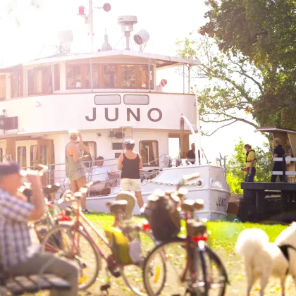 M/S Juno lockar många åskådare när hon slussar