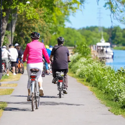 Cyklister på Göta kanal-leden