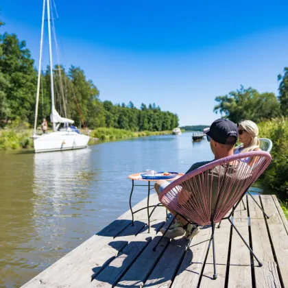 Par njuter på brygga vid Göta kanal