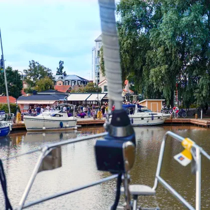 Segelbåt på väg mot Söderköpings hamn