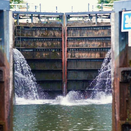 Slussportar som öppnas in i sluss