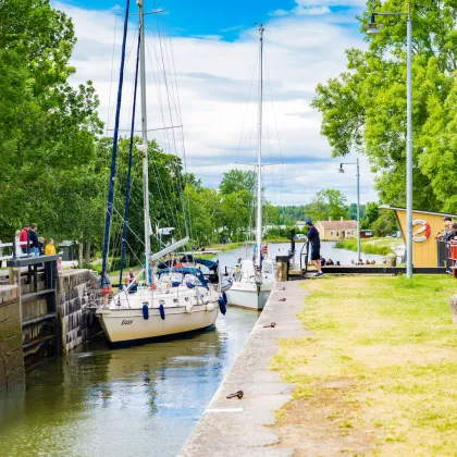 Mycket publik som tittar på slussning i Sjötorp