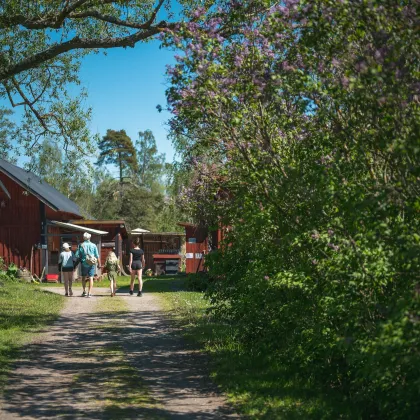 Familj på väg till fiket vid Brådtom sluss