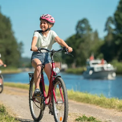 Flicka cyklar på dragvägen