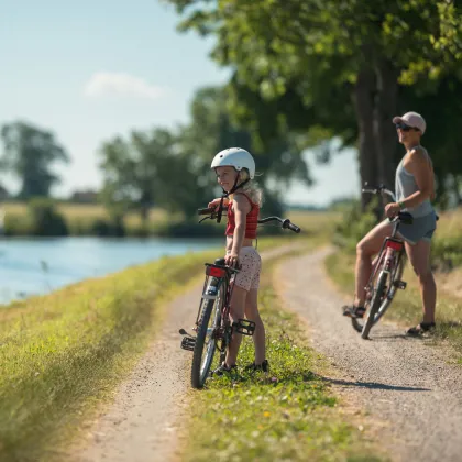 Två personer har stannat sina cyklar vid Göta kanal