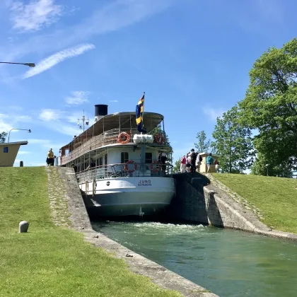 Juno på väg in i sluss i Berg