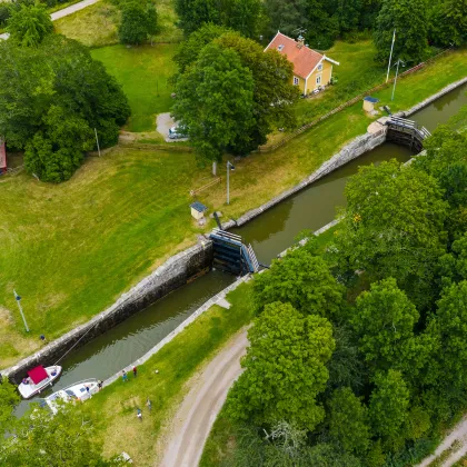 Flygbild på båtar i Riksbergs slusstrappa