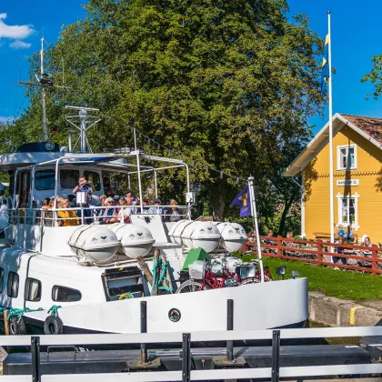 M/S Bellevue i slussen i Hajstorp