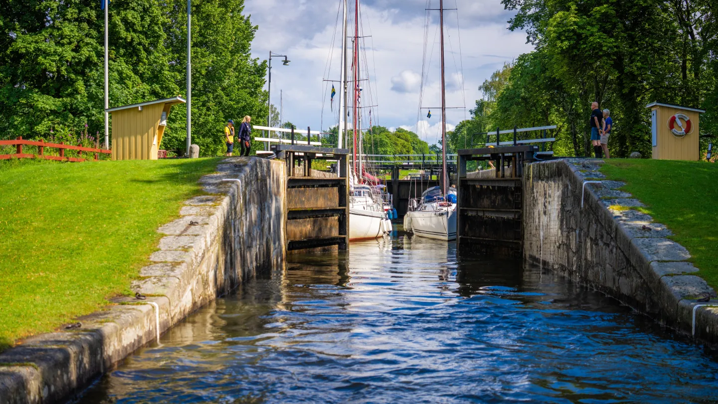 Segelbåtar i sluss 