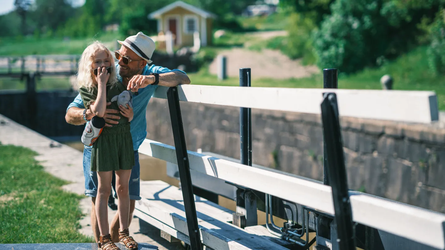 Pappa och dotter vid Göta kanal 