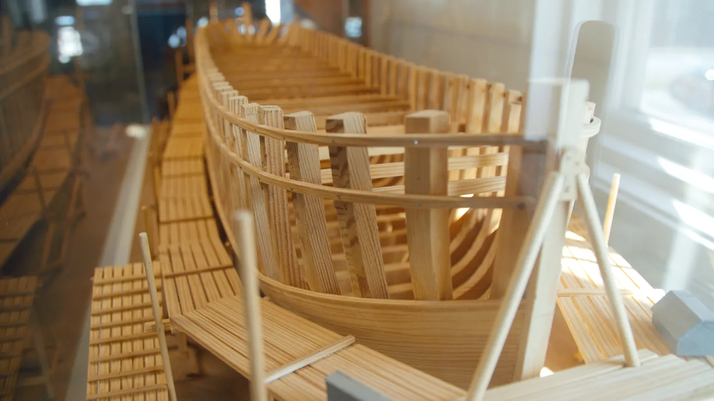 Modell av båtbygge från Sjötorps varv