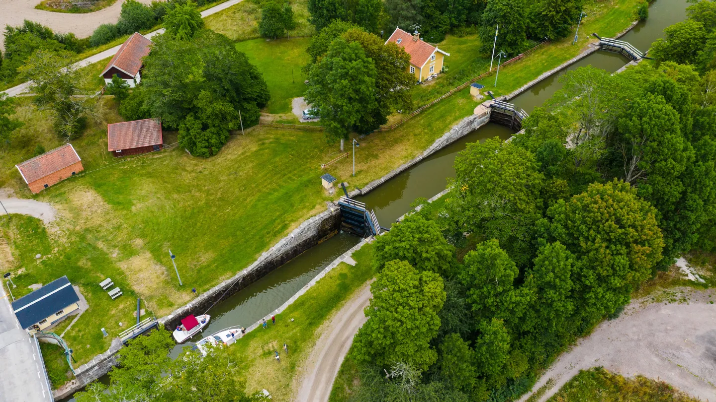 Flygbild på båtar i Riksbergs slusstrappa