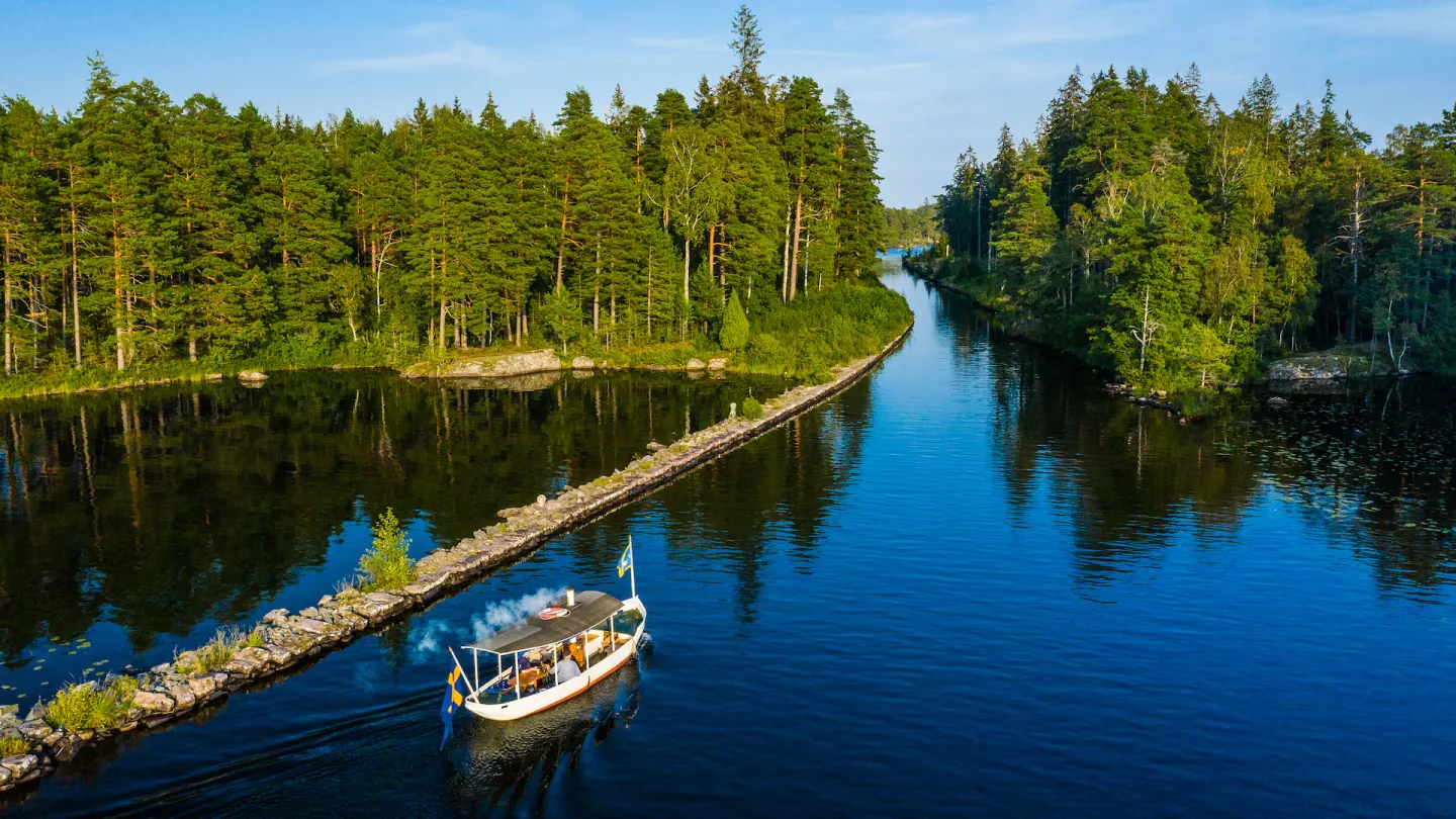 Båt på väg in i Spetsnäskanalen