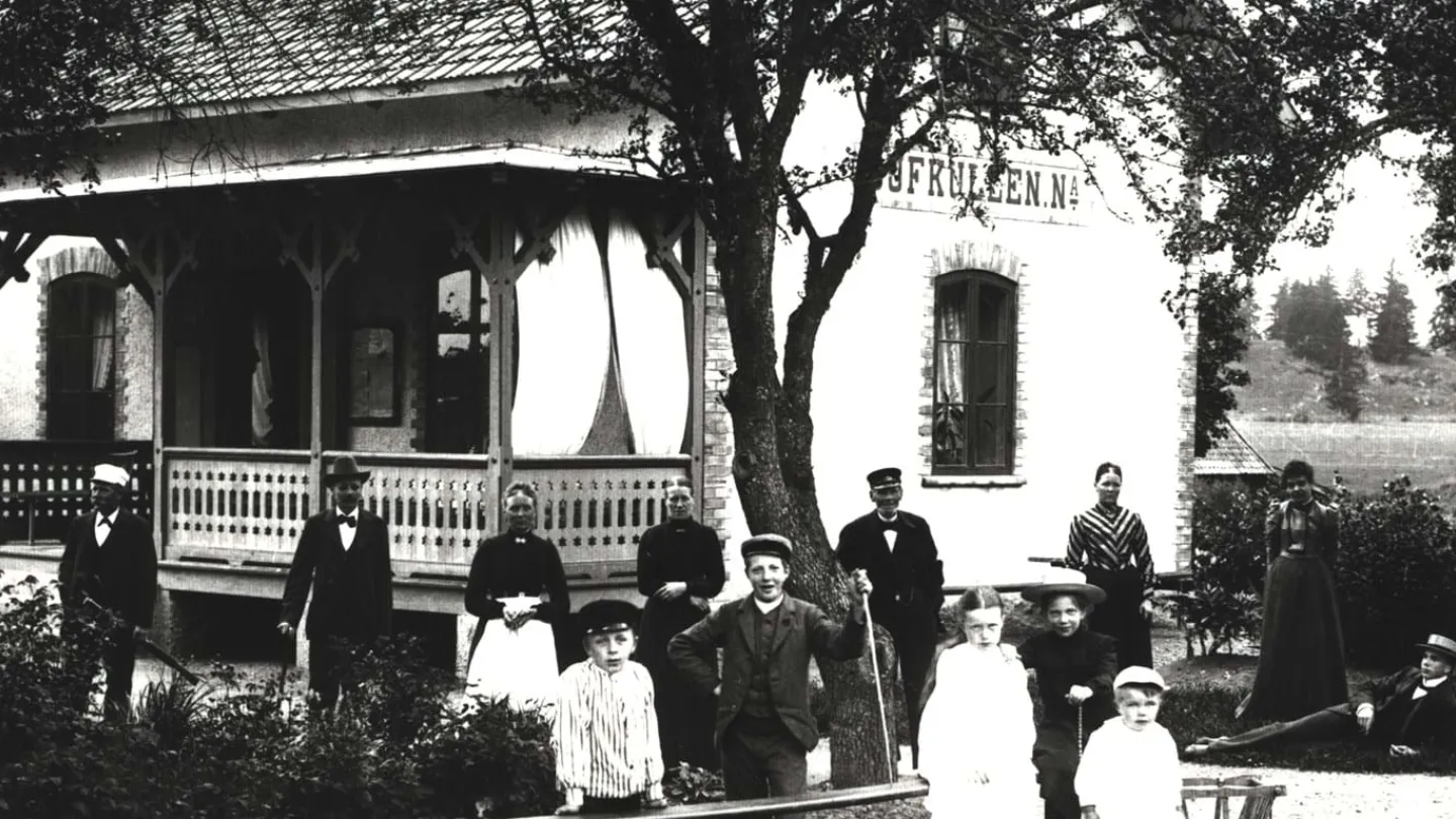 Historisk bild av slussvaktarfamilj