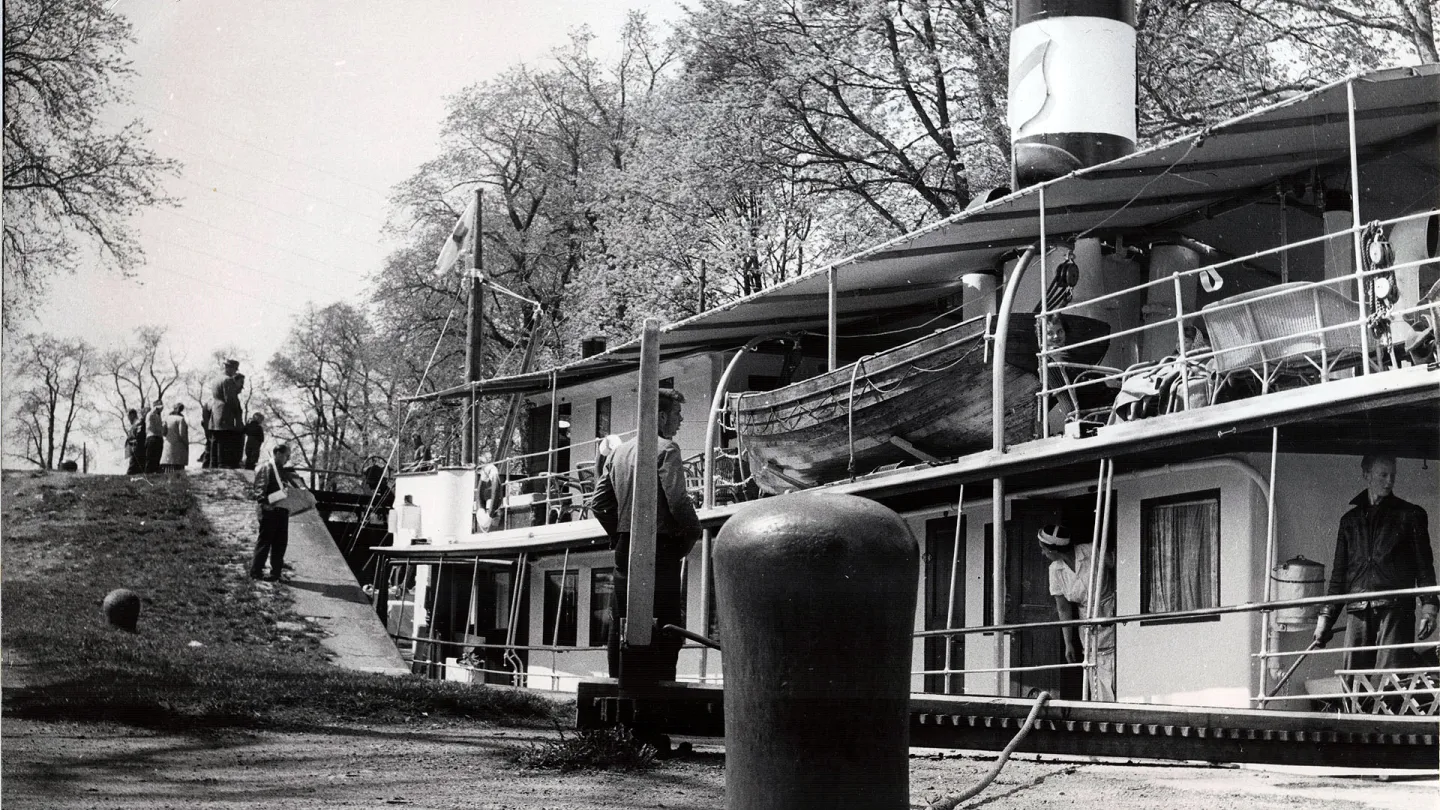 Historisk bild av passagerarbåt i Borenshults sluss