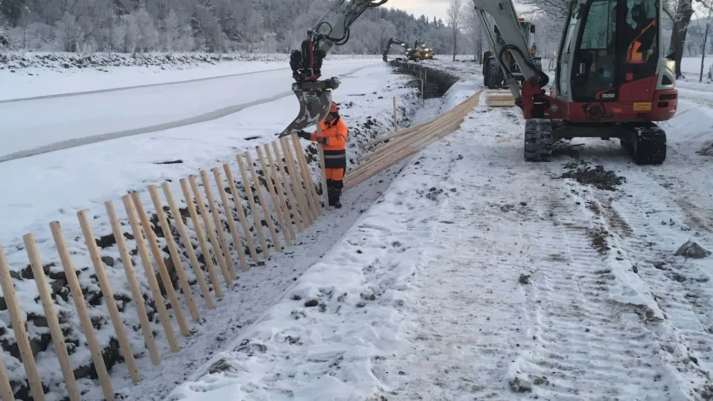 Nålar sätts ned i kanalvallen