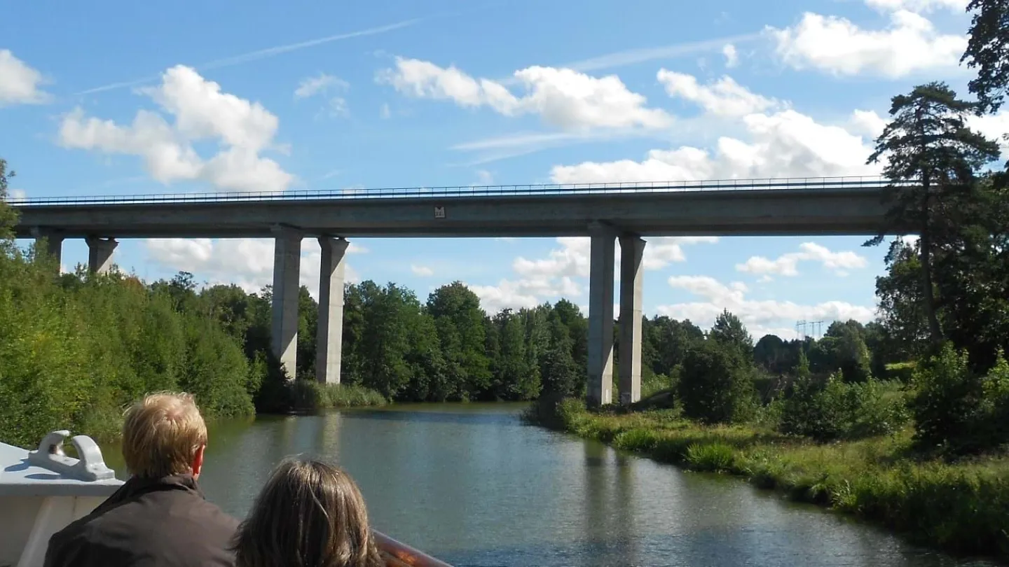 Båt på väg in under E4-bron i Norsholm