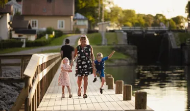 Kvinna med två barn på bryggan i Berg