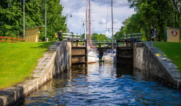 Segelbåtar i sluss 