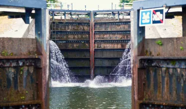 Slussportar som öppnas in i sluss