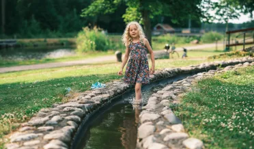 Flicka som leker i minikanalen