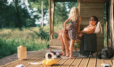 Familj. i glampingtält 