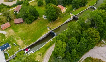 Flygbild på båtar i Riksbergs slusstrappa