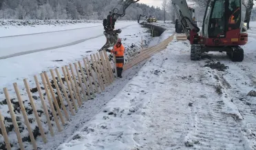 Nålar sätts ned i kanalvallen