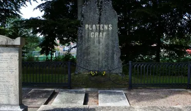 Bild på Platens grav