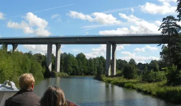 Båt på väg in under E4-bron i Norsholm
