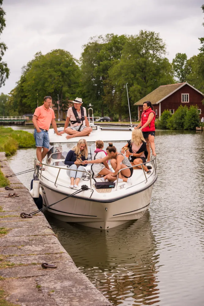 Hel familj ombord på en båt