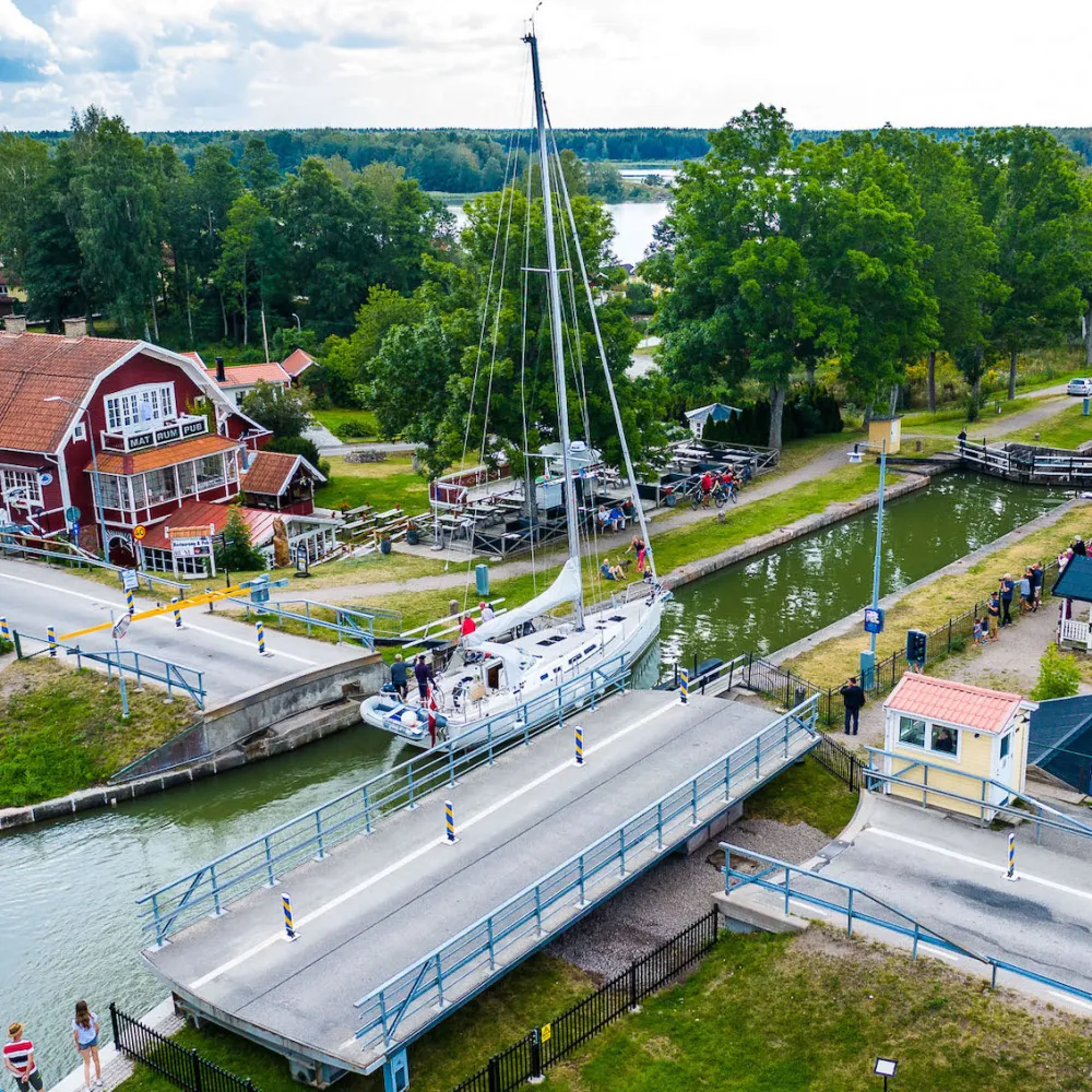 Segelbåt slussar i Sjötorp