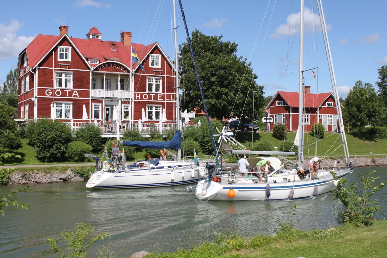 Segelbåtar framför Göta hotell