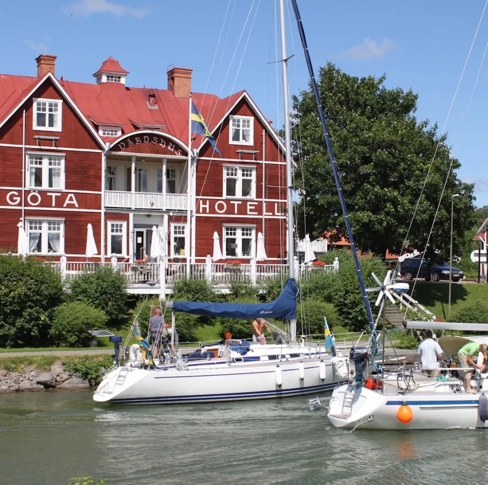 2 segelbåtar framför Göta hotell