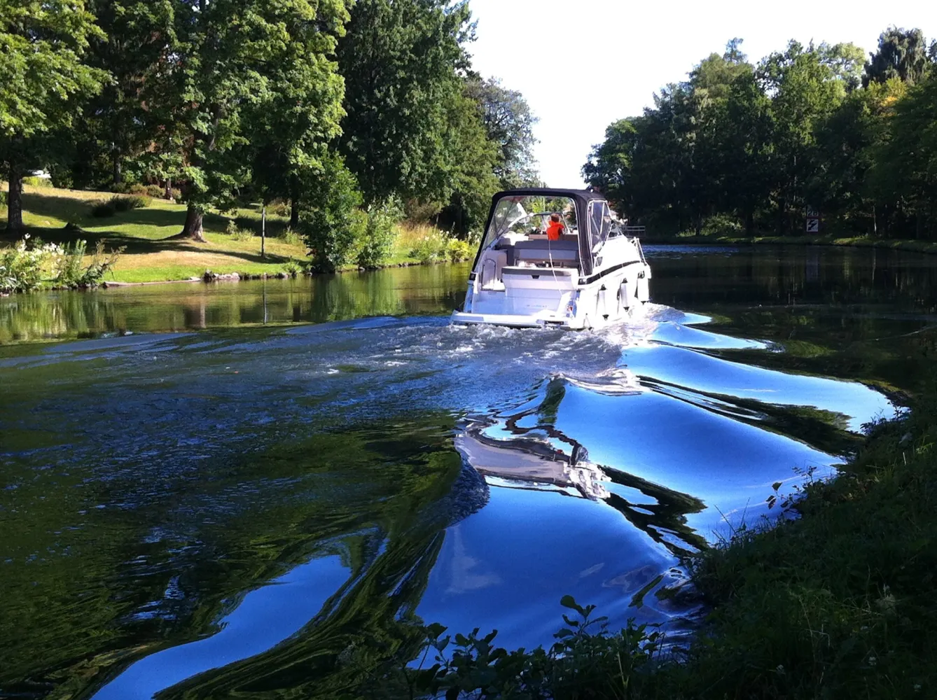 Motorbåt på Göta kanal