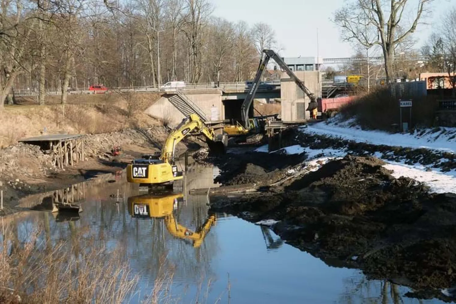 Grävmaskiner i kanalen vid Motala.