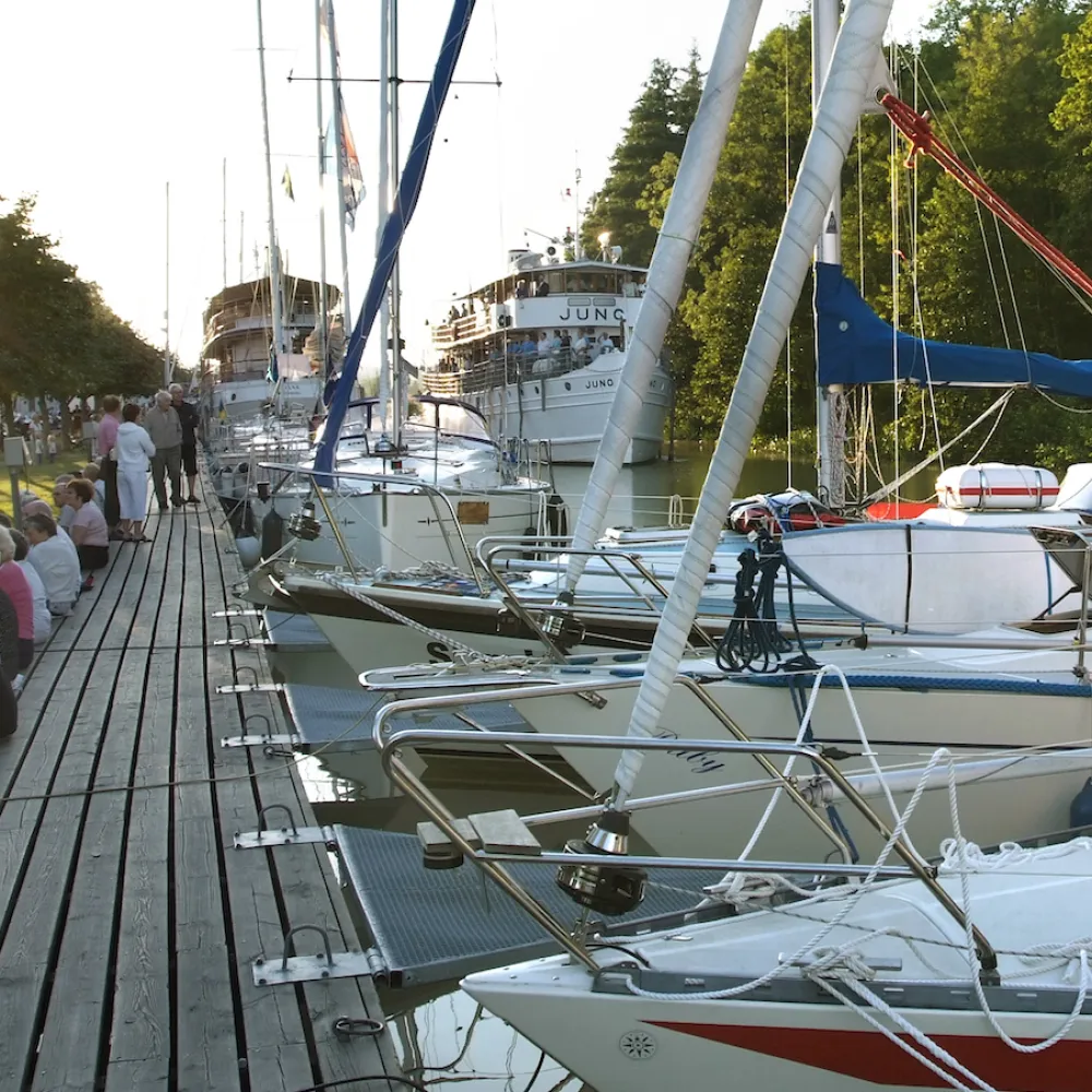 2 passbåtar möts i Söderköpings gästhamn