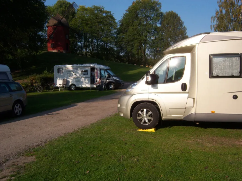 Camping Stellplatz Wohnwagen/Wohnmobil mit Strom Nr. 40
