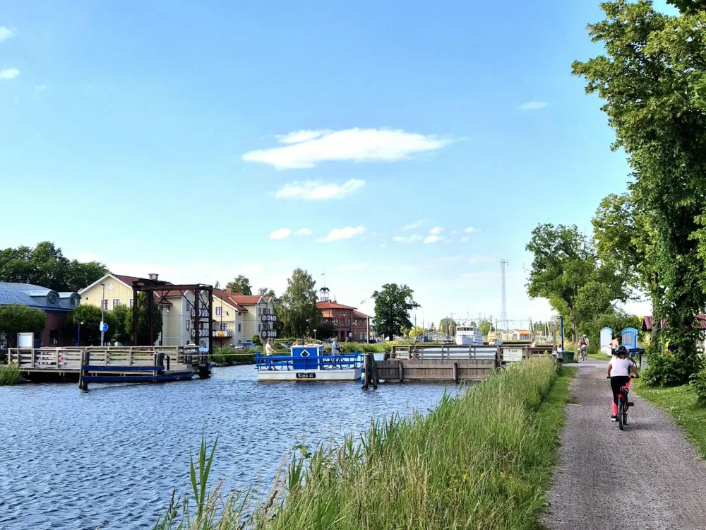 Töreboda Gästhamn - på båda sidor av kanalen