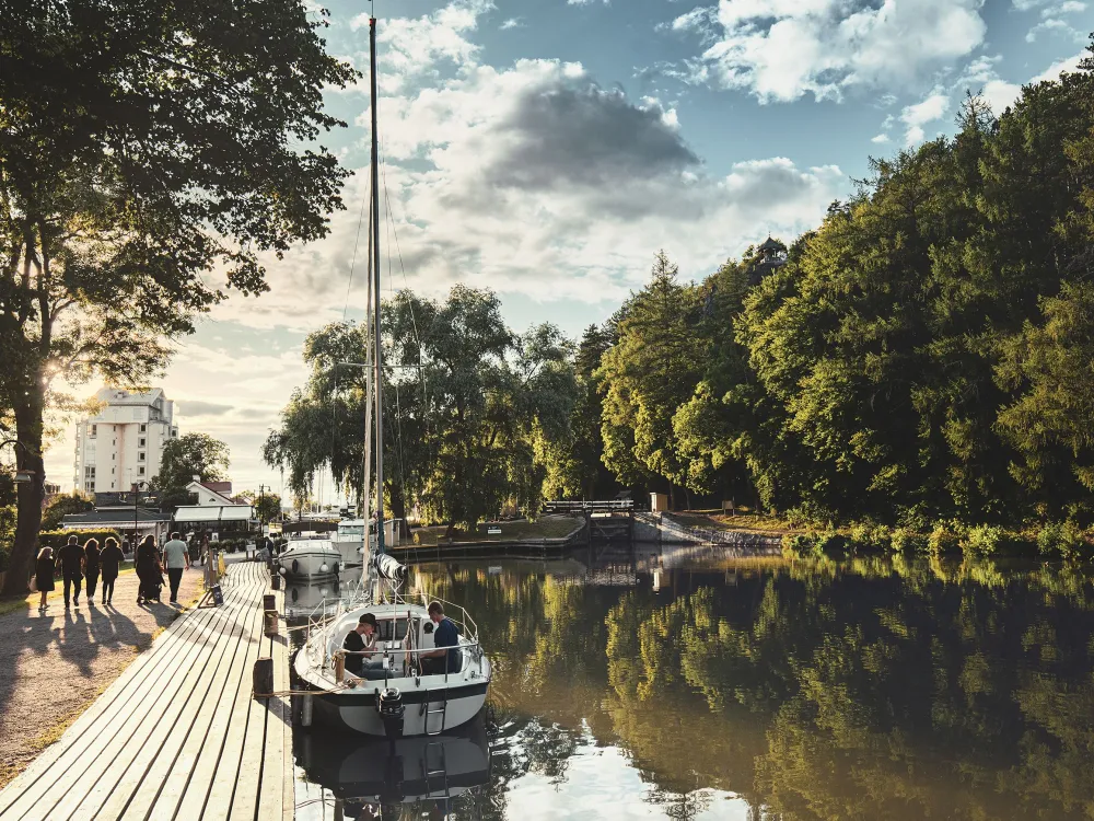 Kopfsteinpflaster und Kanal